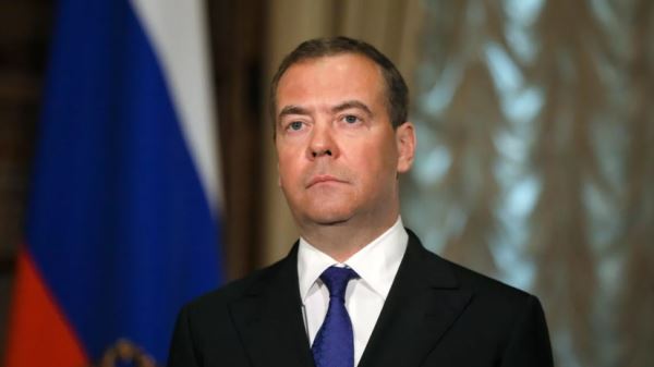 Медведев: Россия увеличивает выпуск оружия и техники в ответ на вооружение Украины