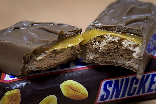 Производителя Snickers оштрафовали после падения работников в чан
